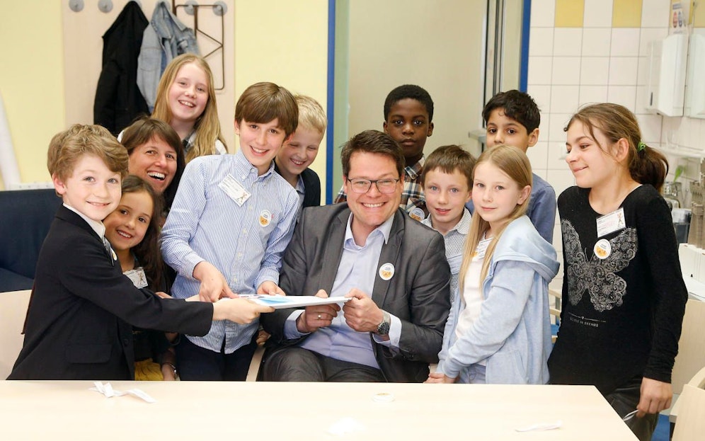 Die Redaktion der "Leopost", der Schulzeitung der Volksschule Leopoldgasse, überreichten Jugendstadtrat Jürgen Czernohorszky die Ergebnisse des "Werkstadt Junges Wien"-Workshops. (c) PID/Martin Votava