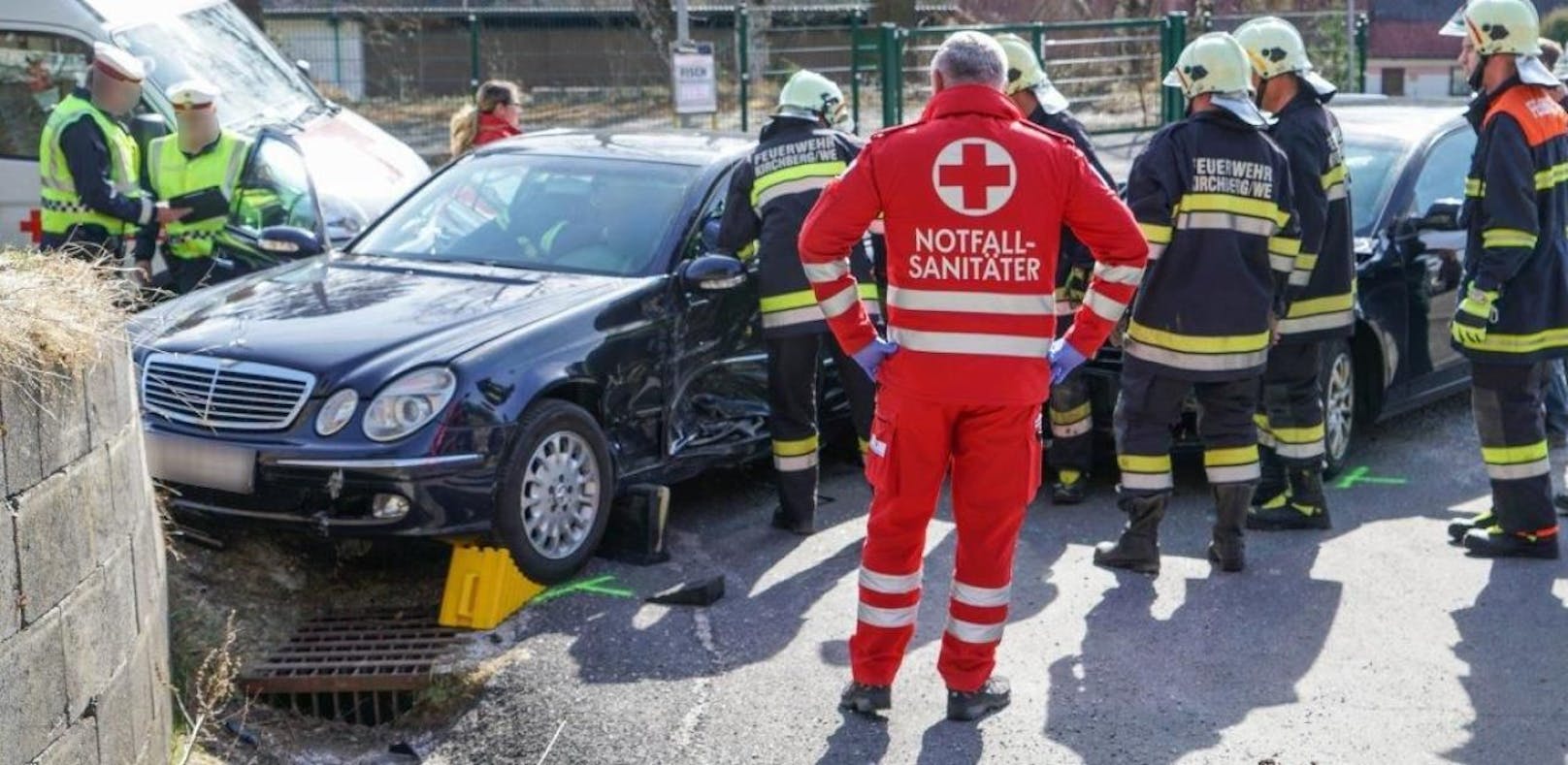 Lenker nach Unfall in Mercedes eingeklemmt