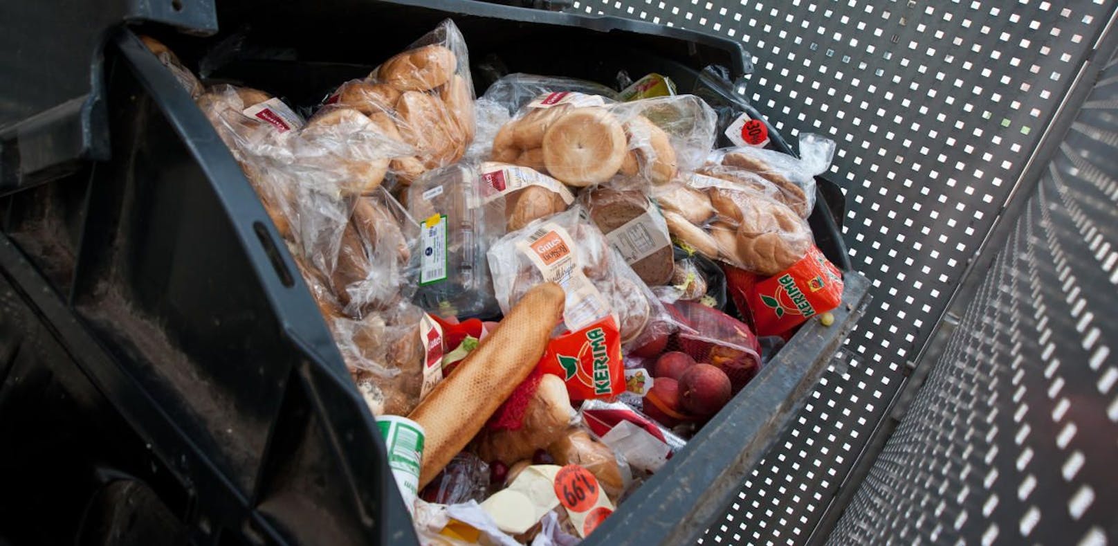 Jährlich landen allein in den Wiener Großküchen 13.000 Tonnen Lebensmittel im Müll.