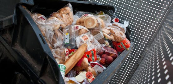 Jährlich landen allein in den Wiener Großküchen 13.000 Tonnen Lebensmittel im Müll.