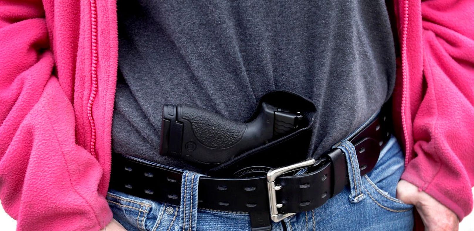 (Symbolbild) Der US-Amerikaner trug eine illegale Pistole im Hosenbund bei sich, als sich ein Schuss löste.