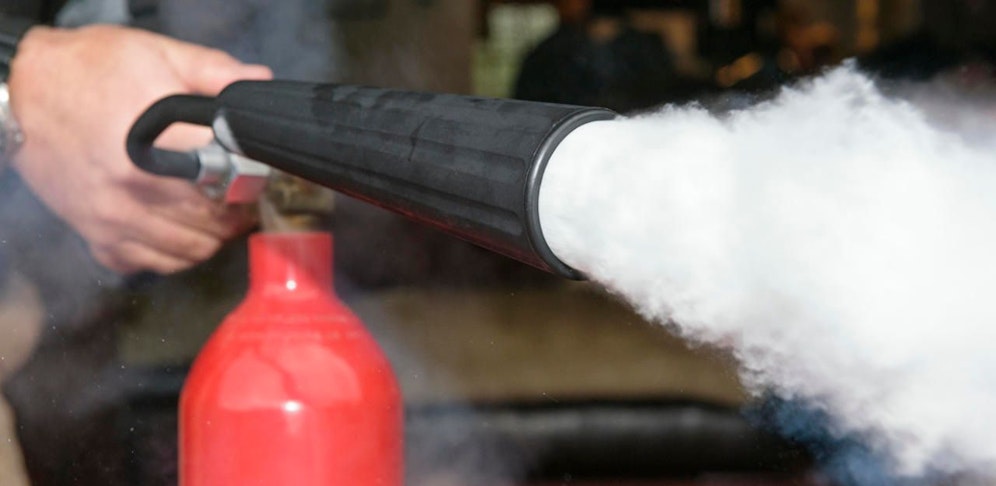 Beamten wurden mit einem Feuerlöscher attackiert. (Symbolfoto)