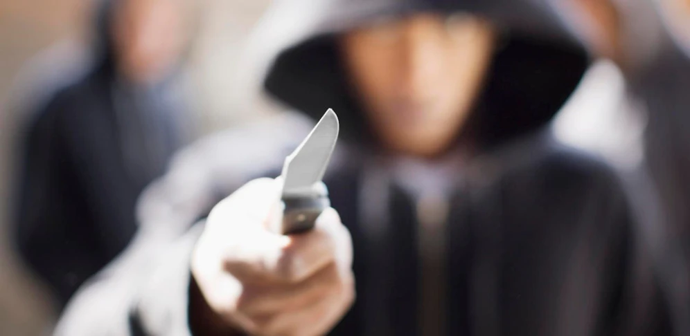 Brutal: Vier Männer attackierten eine 20-Jährigen, seine Stichschutzweste rettete ihm das Leben (Symbolbild).