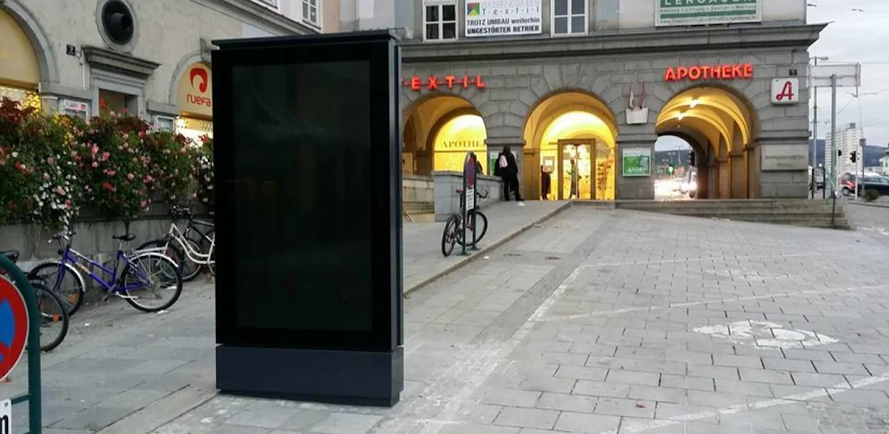 Linz bekommt die ersten Infoscreens. Insgesamt 14 Stück sollen in der Innenstadt (wie hier am Hauptplatz) aufgestellt werden.