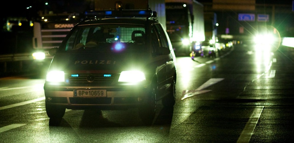 Insgesamt sieben Fahrzeuge wurde schwer beschädigt. (Symbolbild) 