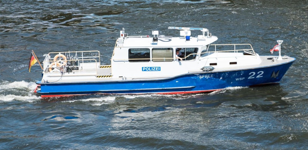 Bei solchen Einsätzen wird die Wasserpolizei benötigt.