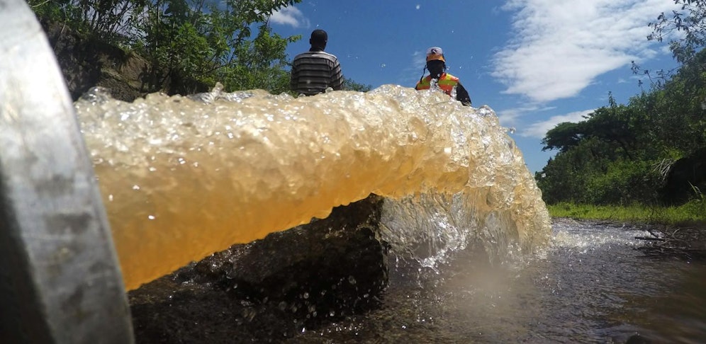 Bei einem Multi-Millionen-Dammprojekt in Kenia soll es zu rassistischen Attacken eines Österreichers gekommen sein.