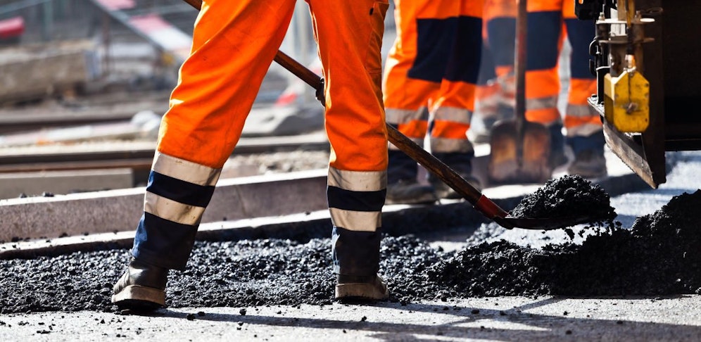 Ein 36-Jähriger aus dem Bezirk Murtal verletzte sich Mittwochmittag bei Asphaltierungsarbeiten in St. Stefan ob Leoben schwer.