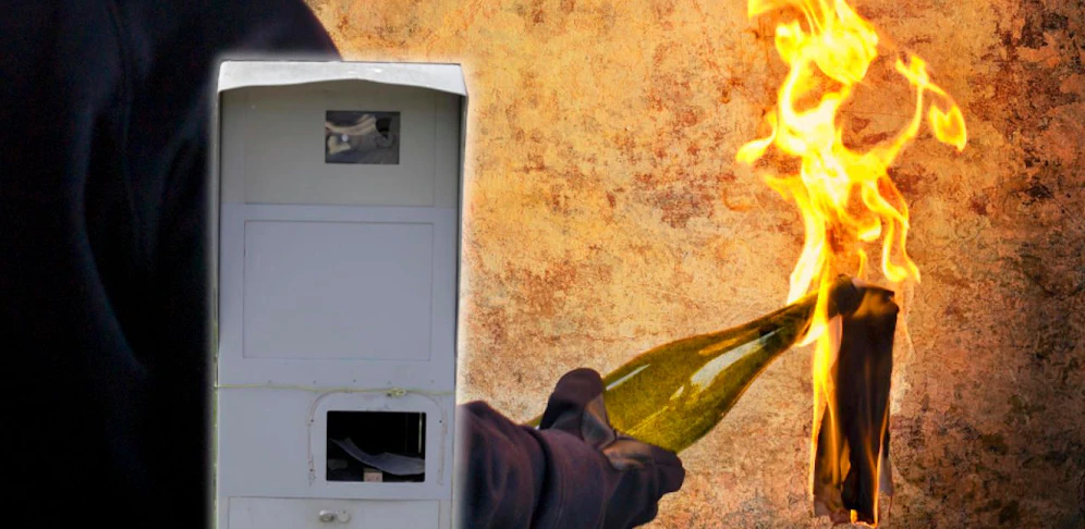Das Gerät wurde mit einer Art Molotov-Cocktail beworfen. 