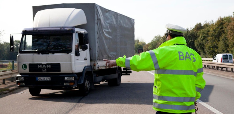 Arbeitsalltag eines Straßenkontrolleurs des deutschen Bundesamts für Güterverkehr. Symbolfoto