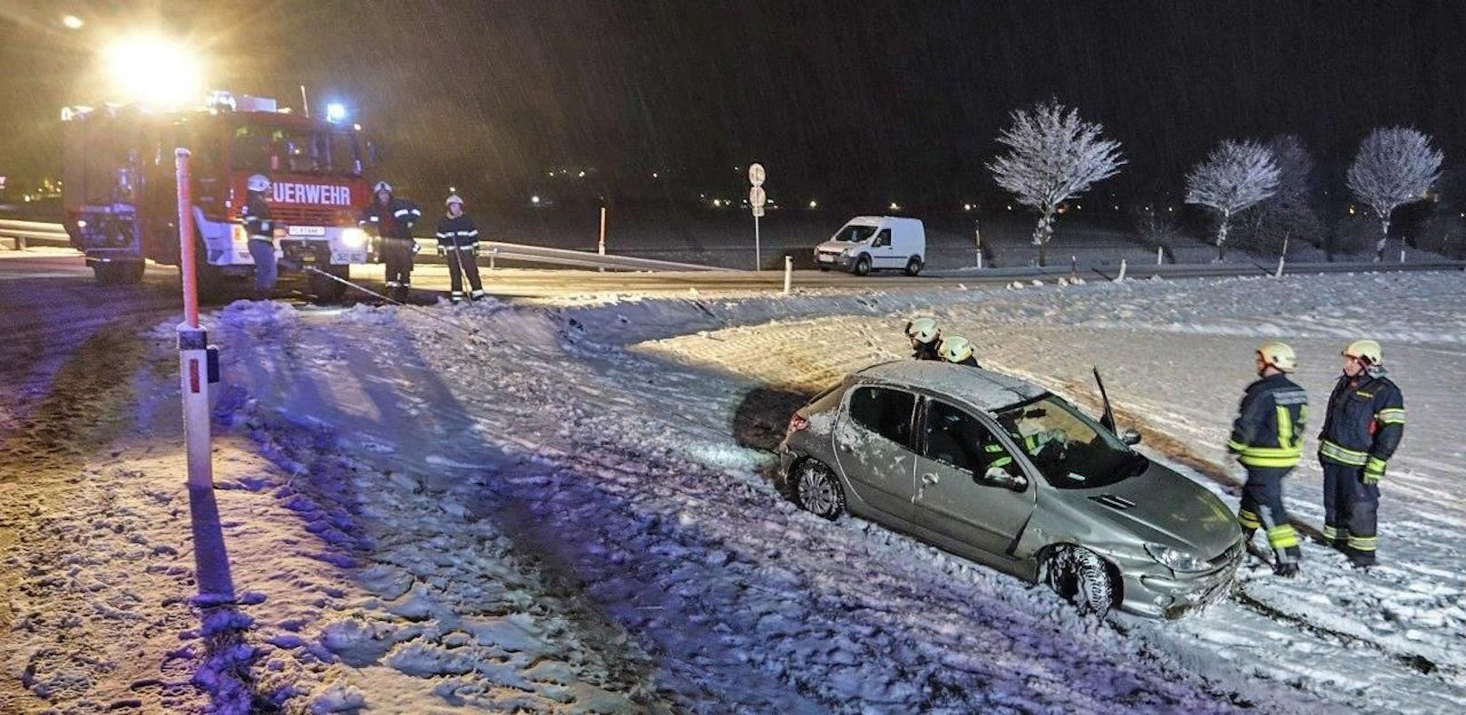 Schon wieder! Pkw-Unfall auf Schneefahrbahn in NÖ