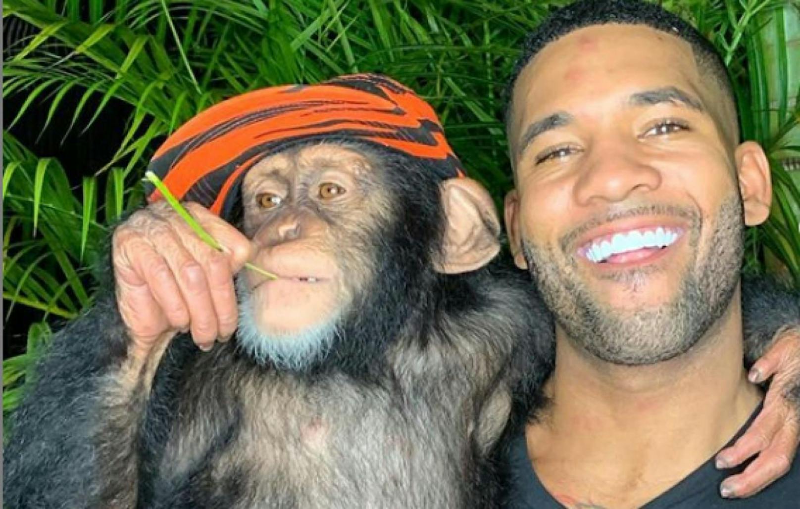 Instagrammer Mike Holston mit seinem Schimpansen.