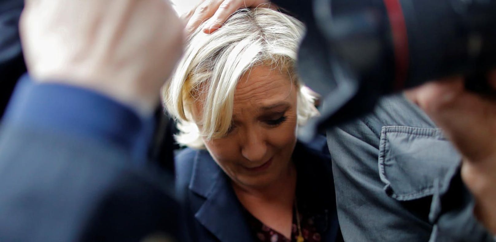 Kritiker warfen Eier auf Marine Le Pen