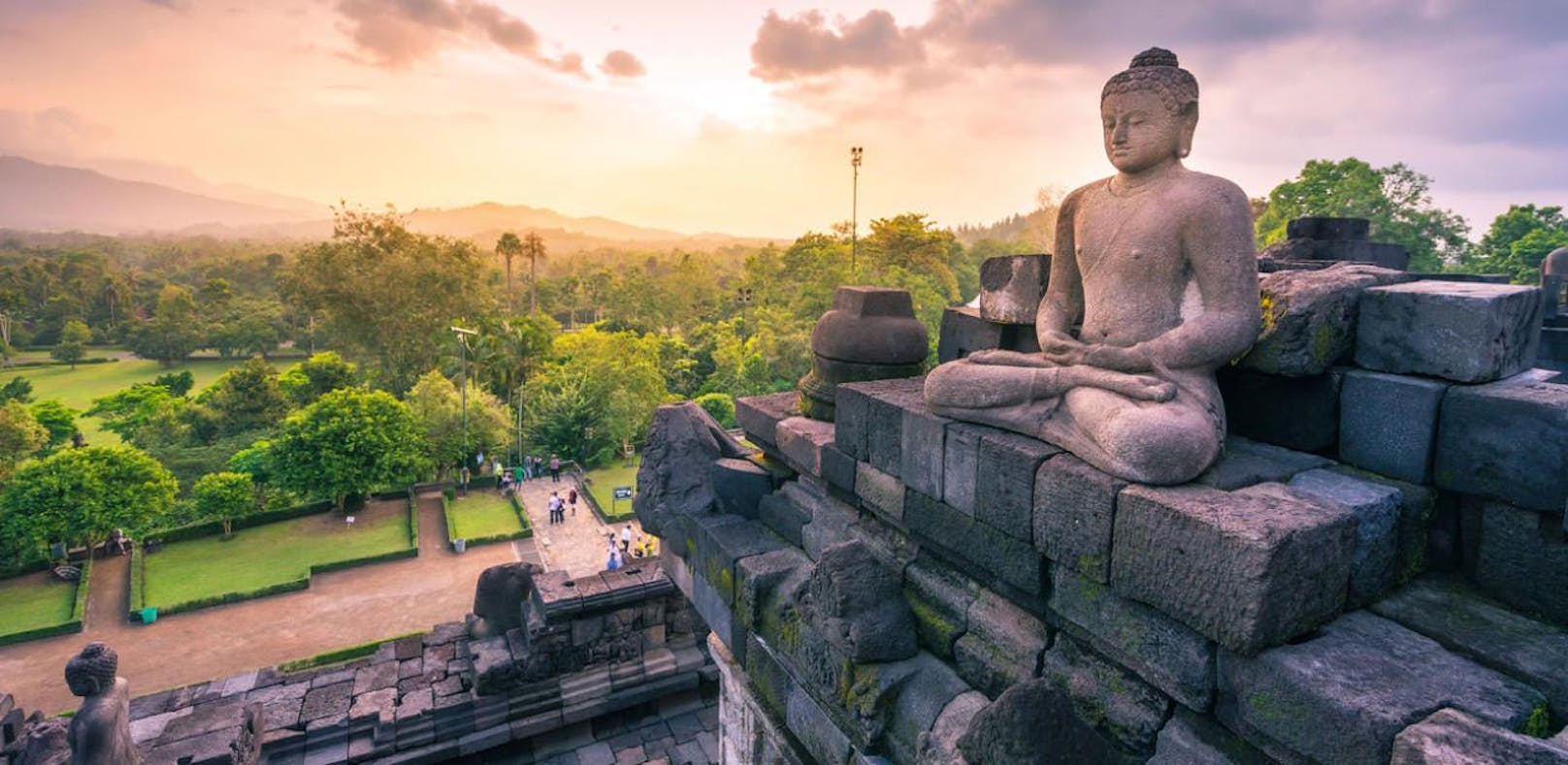 Indonesien ist das größte muslimische Land der Welt, beheimatet mit dem Borobudur aber auch eine der größten buddhistischen Tempelanlagen der Erde.