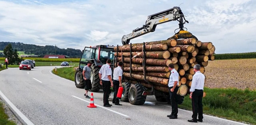 Die Kameraden der FF Pregarten waren auf dem Weg zu einer Hochzeit, als sie unerwartet zum Einsatz kamen. 