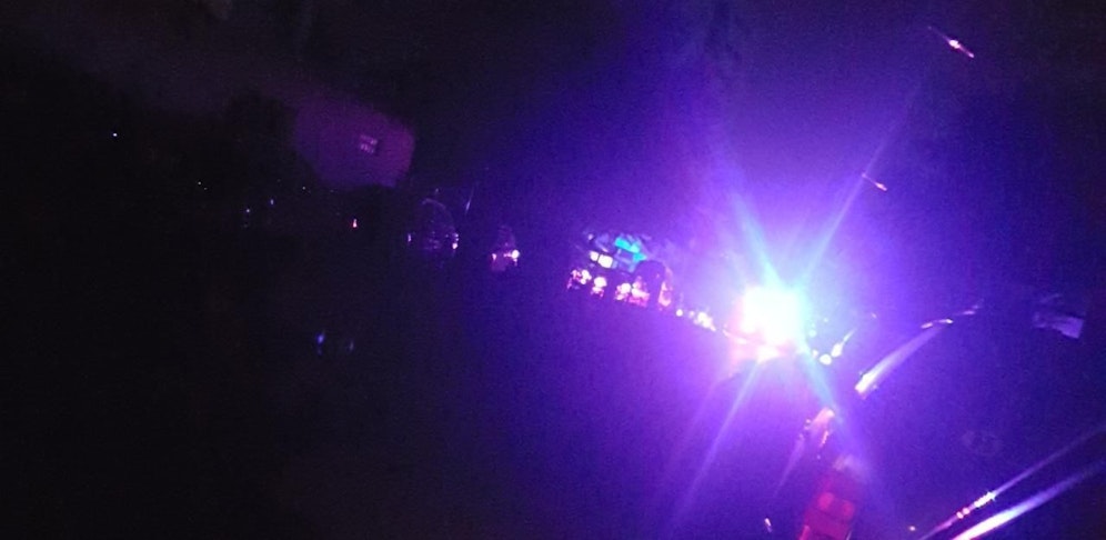 Nur das Blaulicht erhellte in der Nacht auf Dienstag die Thürnlhofstraße in Wien-Simmering.