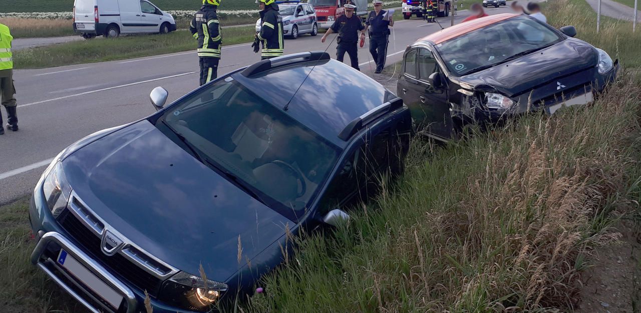 Heute.at - Zwei Lenker landeten nach Crash im Graben