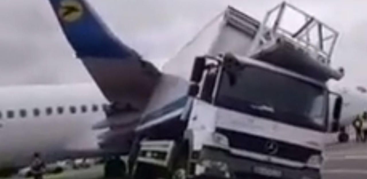 Heute.at - Boeing kracht mit Flügel in Lkw, wirft ihn beinahe um