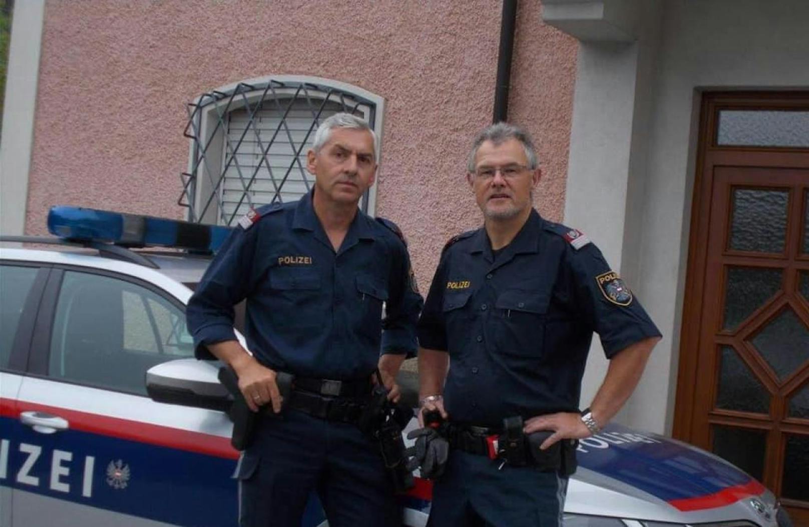 Die beiden Polizisten retteten ein Pensionisten-Ehepaar.