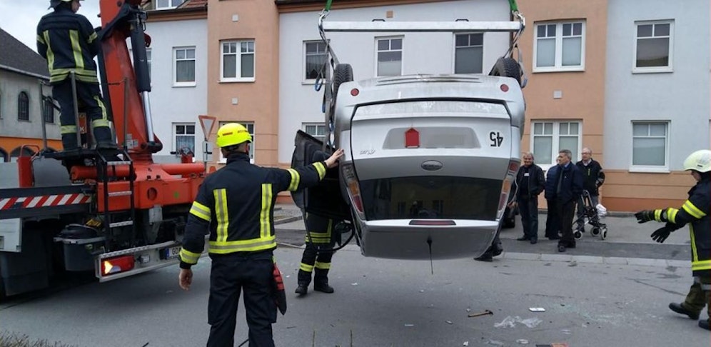 Die Feuerwehr bei den Bergungsarbeiten.