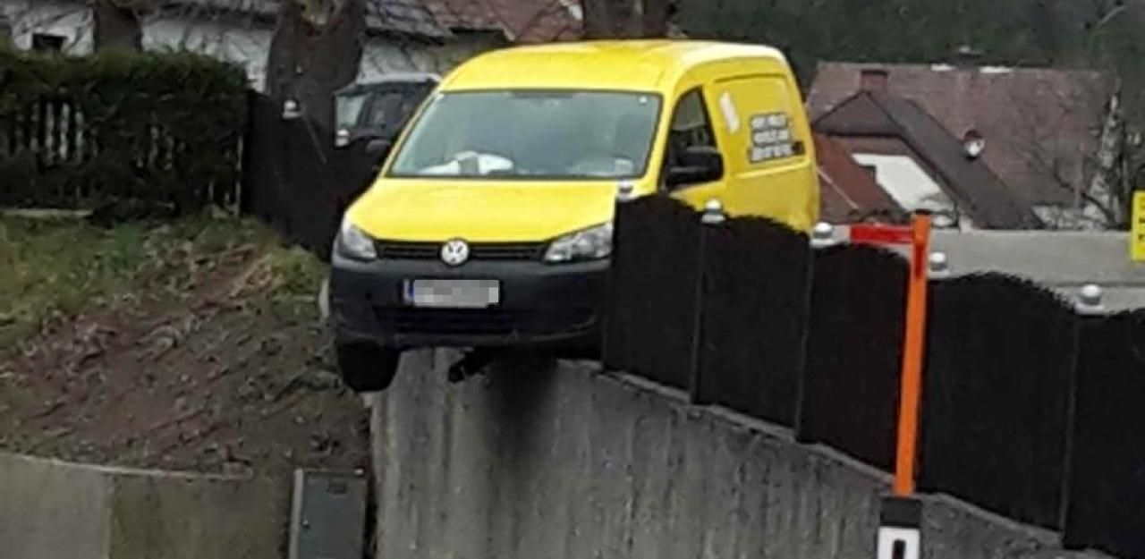 Heute.at - Geister-Postauto kracht durch Zaun, bleibt hängen