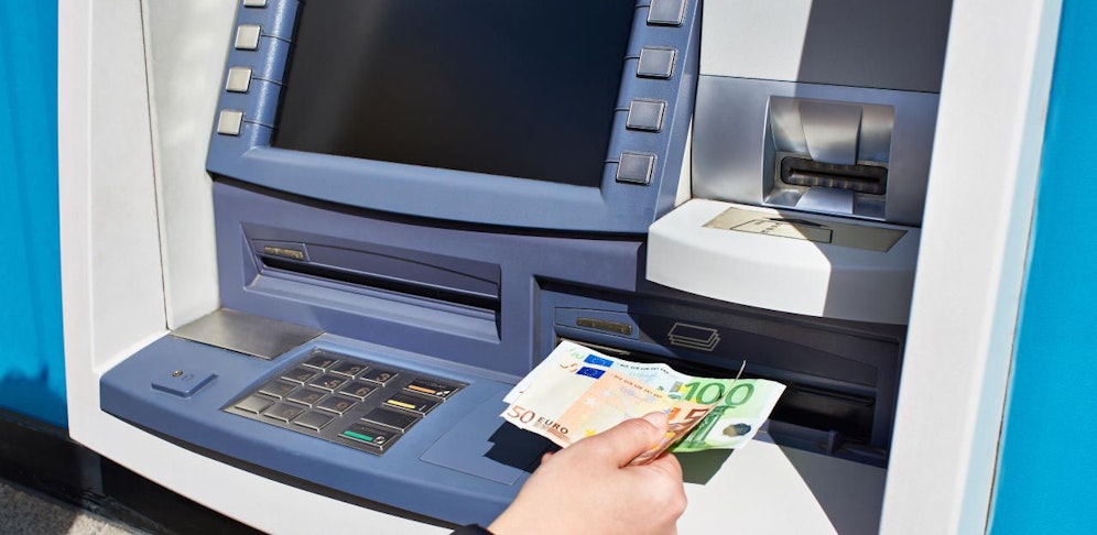 Ein 17-Jähriger wurde am Freitag am Nachhauseweg vom Bankomaten überfallen.