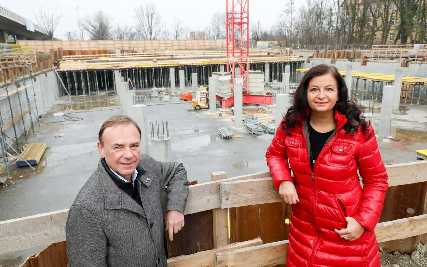 In Liesing entsteht Wiens 3. Mega-Wasserspeicher, Bezirkschef Gerald Bischof und Umweltstadträtin Ulli Sima (beide SPÖ) besuchten die Baustelle. 