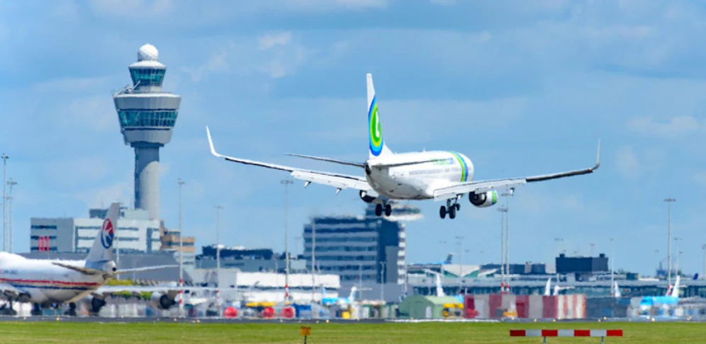 Eine Boeing 737 der Airline "Transavia" bei der Landung in Schiphol (Amsterdam) /Archivfoto