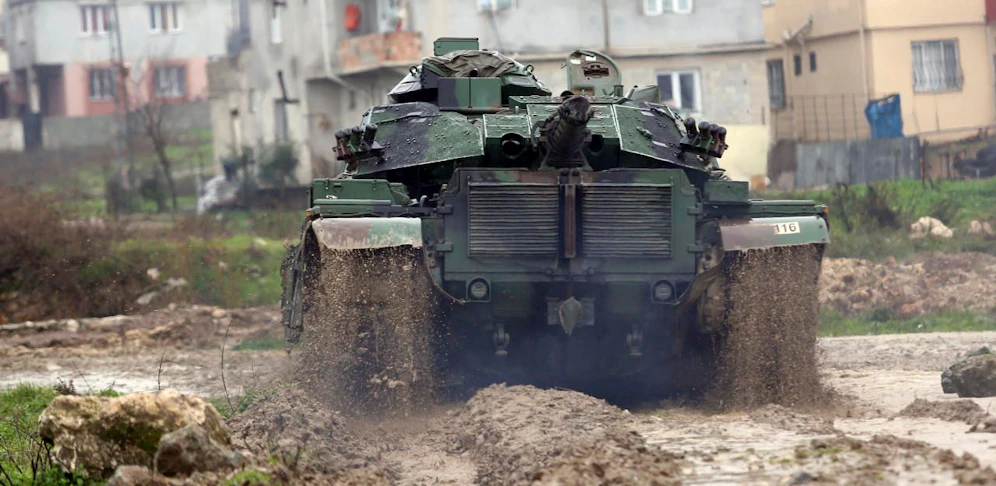 Ein türkischer Panzer bringt sich in Reyhani nahe der syrischen Grenze in Stellung.