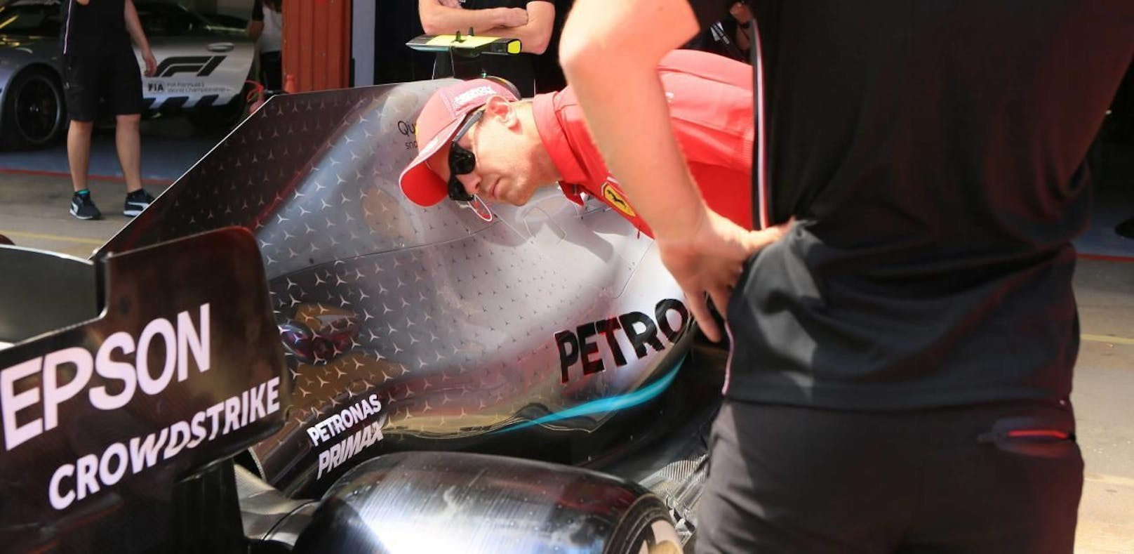 Sebastian Vettel nutzte die Pressekonferenz vor den ersten Barcelona-Trainings, um beim Auto der Konkurrenz ganz genau hinzusehen.