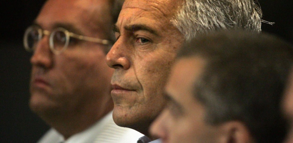 Der milliardenschwere US-Investor Jeffrey Epstein (M.) wurde erneut werden sexuellen Missbrauchs Minderjähriger sowie Prostitution festgenommen.