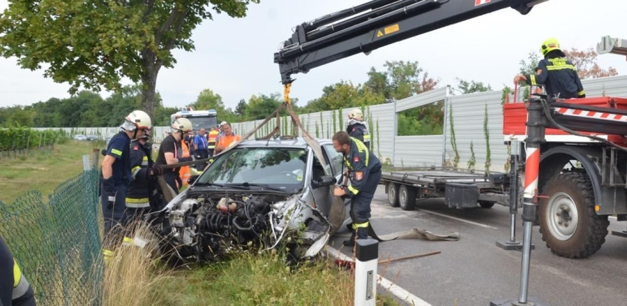 Heute.at - Lenker (19) durchbricht Lärmschutzwand - verletzt