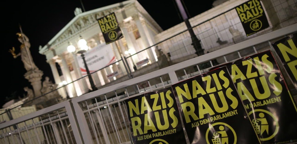 Die Demonstranten riefen "Nazis raus, aus dem Parlament".