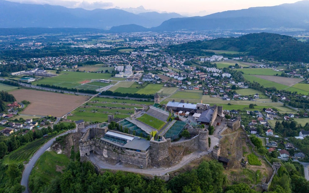 Die Felsenburg Landskron thront nordöstlich von Villach am westlichen Beginn der Ossiacher Tauern. Im Hintergrund der gleichnamige Ortsteil Landskron.