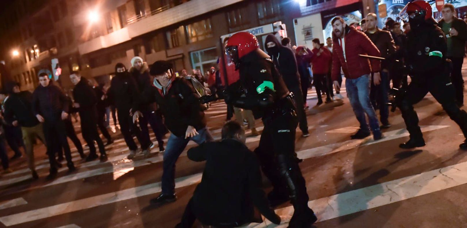 Polizist tot! Videos der Hooligan-Schlacht Bilbaos