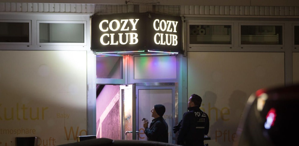 Polizeibeamte sichern nach einer Schießerei Spuren vor einer Diskothek in Berlin-Hohenschönhausen. Bei der Schießerei ist in der Nacht zum Samstag ein Mann tödlich verletzt worden. Drei weitere seien durch Schüsse verletzt worden. 