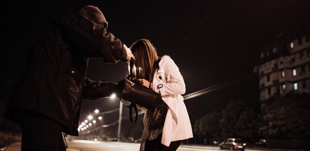 Handtaschenraub in der Nacht in Linz (SYMBOLFOTO)