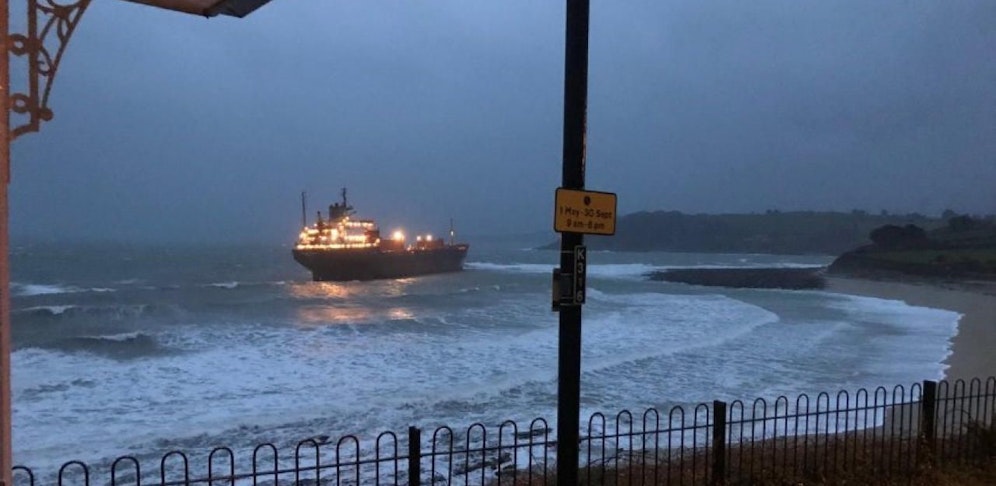 Das Containerschiff sitzt vor Cornwall auf Grund