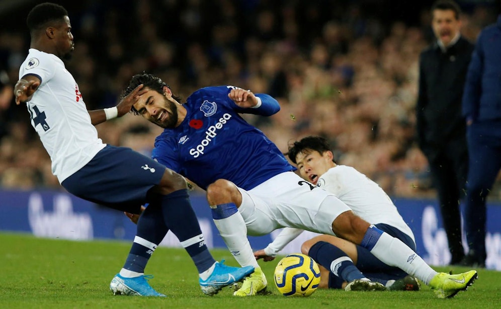 Heung-min Son (r.) grätscht Andre Gomes um.