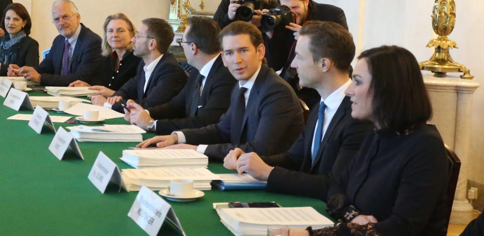 Sebastian Kurz (ÖVP) und Heinz-Christian Strache (FPÖ) bei einem Ministerrat