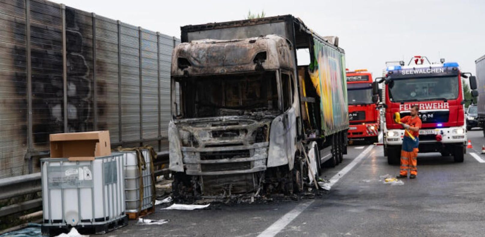 Bei Aurach am Hongar ist auf der A1 ein Lkw ausgebrannt, der Fahrer konnte sich in letzter Sekunde retten.