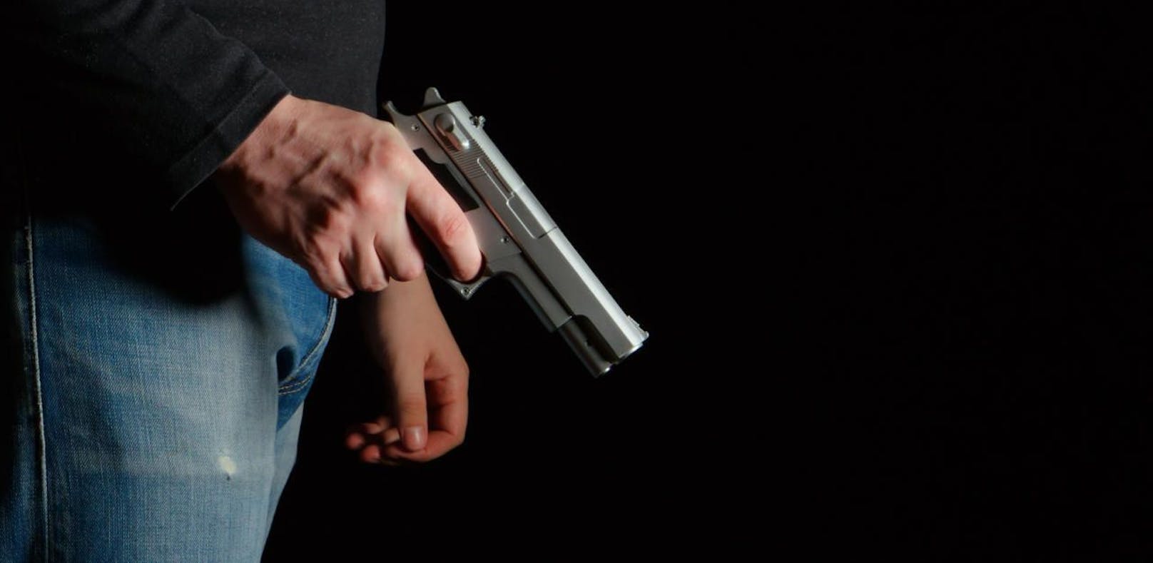 Ein 41-Jähriger soll seine Ex-Freundin mit einer Faustfeuerwaffe bedroht haben. 
