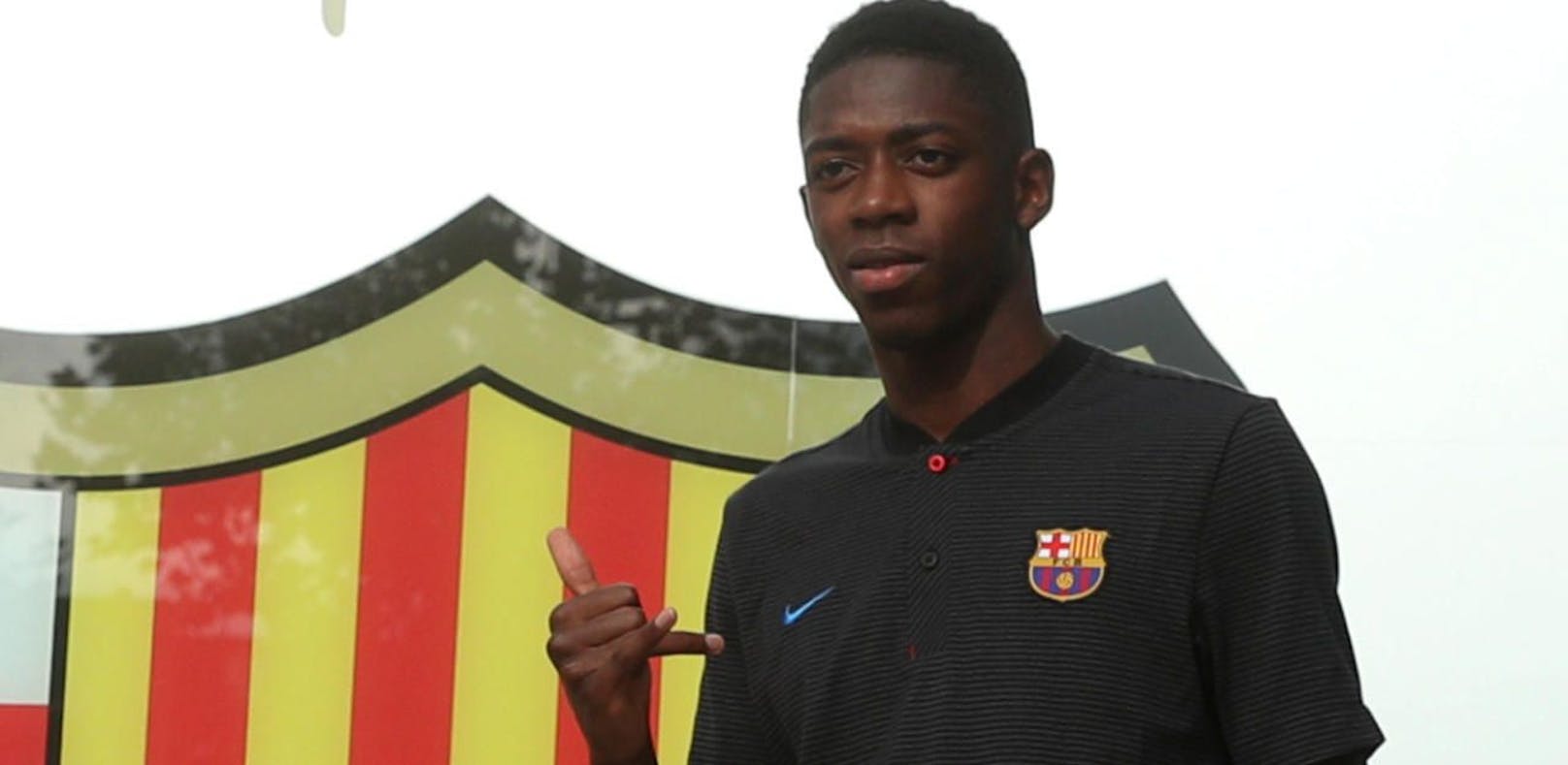 Ousmane Dembele posiert vor dem Barcelona-Logo