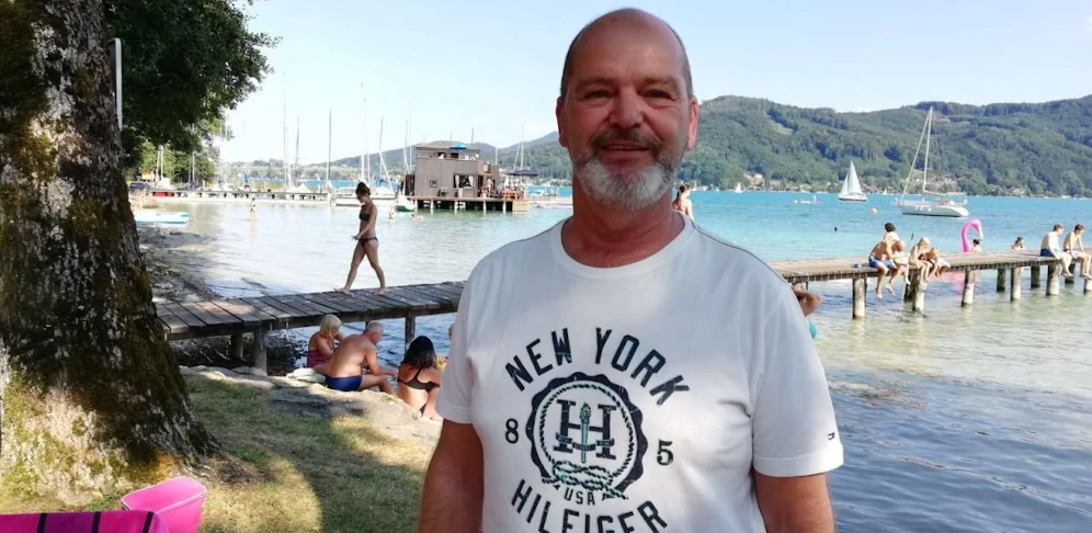 Norbert Schuster (57) rettete eine 39-jährige Schwimmerin aus dem Attersee.