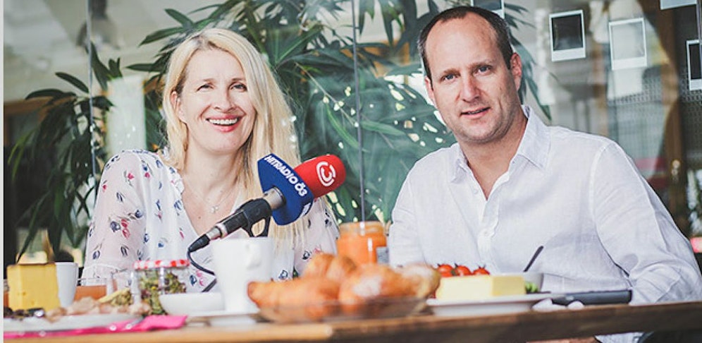 Neos-Chef Strolz beim "Frühstück bei mir" mit Claudia Stöckl (Ö3)