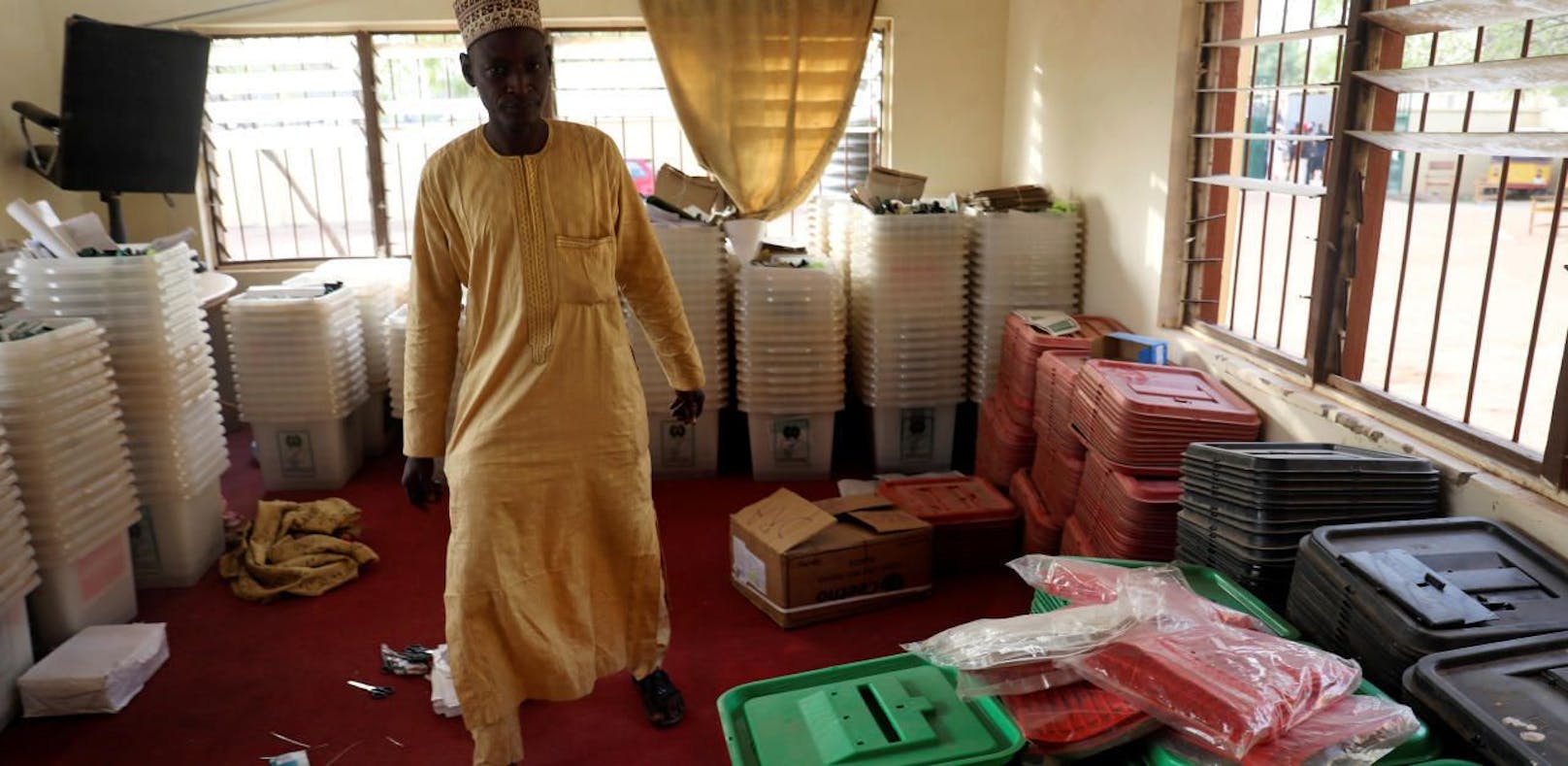 Nigerias Wahlkommission hat die Präsidentenwahl kurzfristig verschoben.