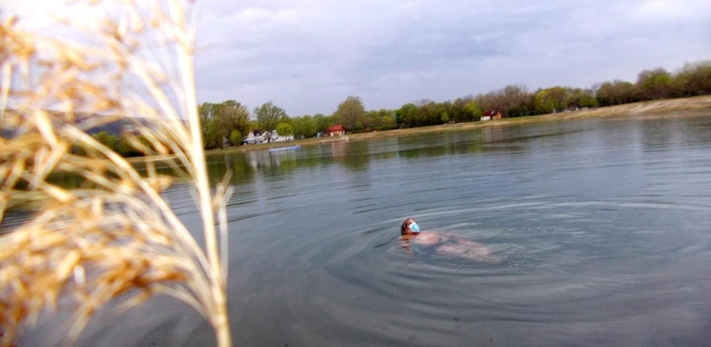 Osterschwimmen mit Schutzmaske