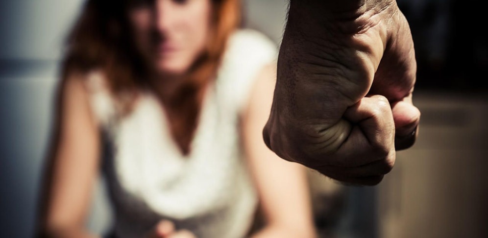 Während ihr Freund Zigaretten holen war, fiel ein Gast über die Gastgeberin her.