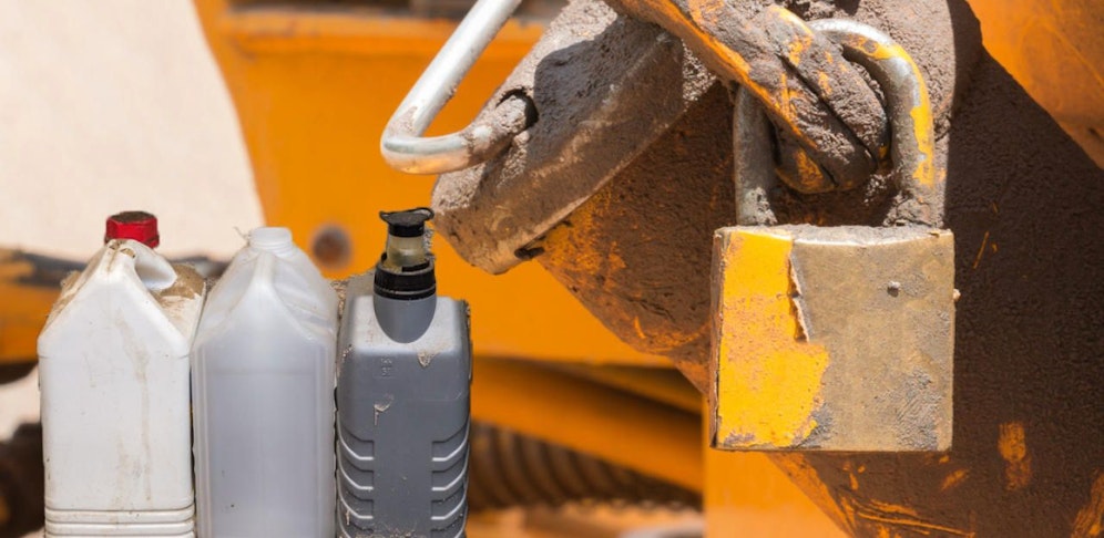 Die Täter brachen das Tankschloss des Baufahrzeuges auf und zapften 90 Liter Diesel ab (Symbolbild). 