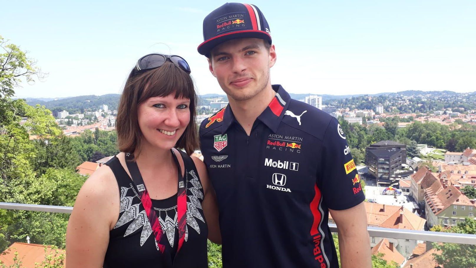 &quot;Heute&quot;-Redakteurin Stefanie Riegler mit Formel-1-Fahrer Max Verstappen.